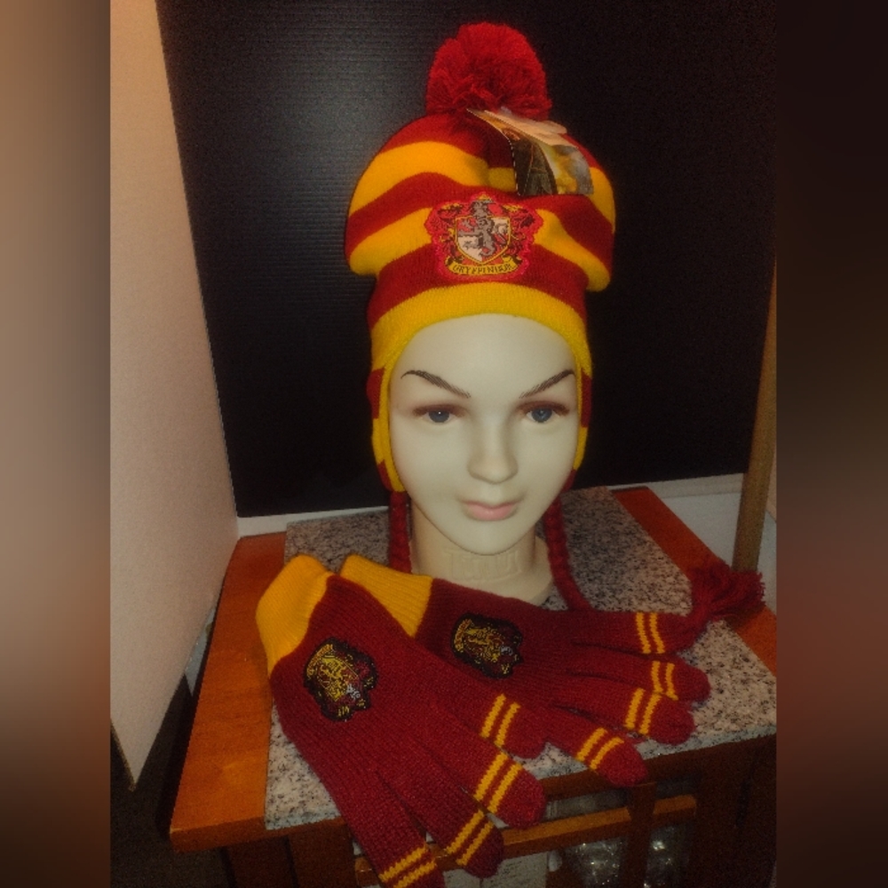 Harry Potter Knit Winter Hat GRYFFINDOR Stripe & Harry Potter Gloves. NEW.